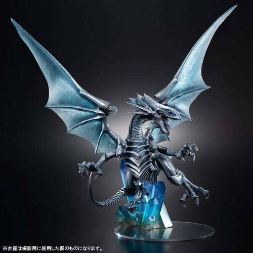 Dual monsters statue - yu-gi-oh!,